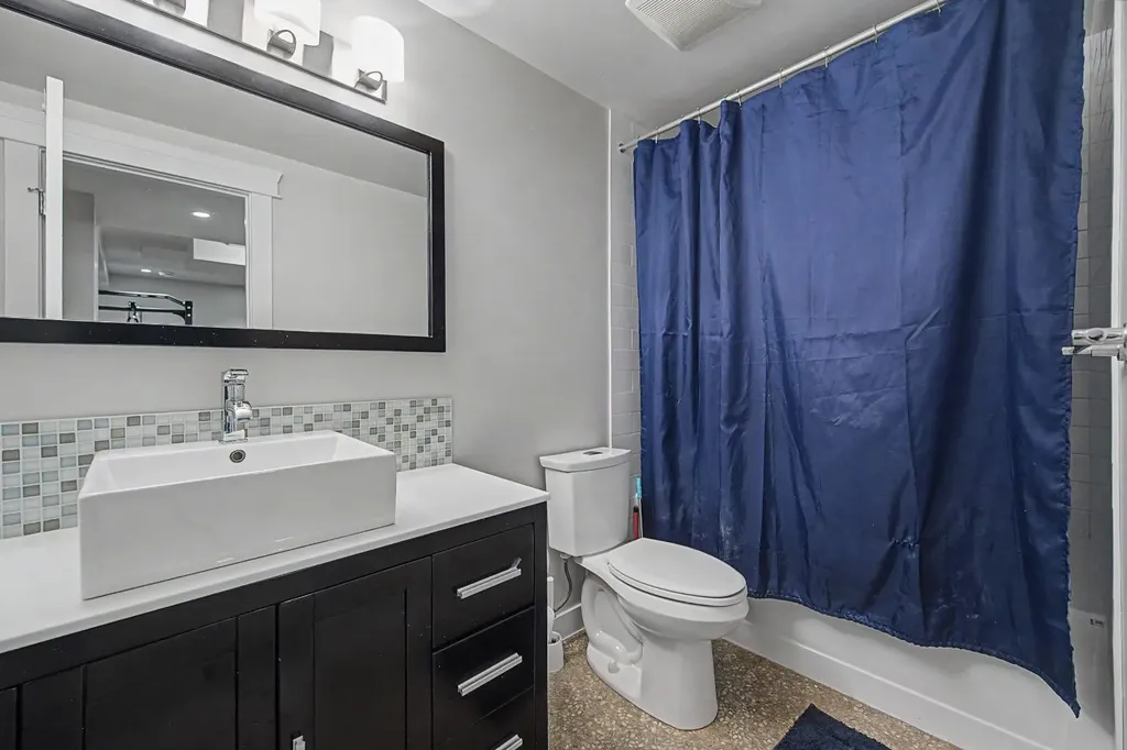 8 Ypres Lane SW Calgary AB T2T 6M9