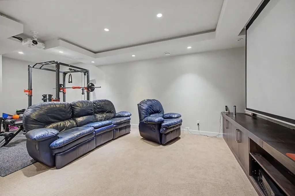 8 Ypres Lane SW Calgary AB T2T 6M9