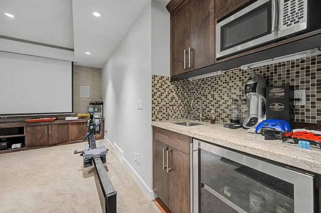 8 Ypres Lane SW Calgary AB T2T 6M9