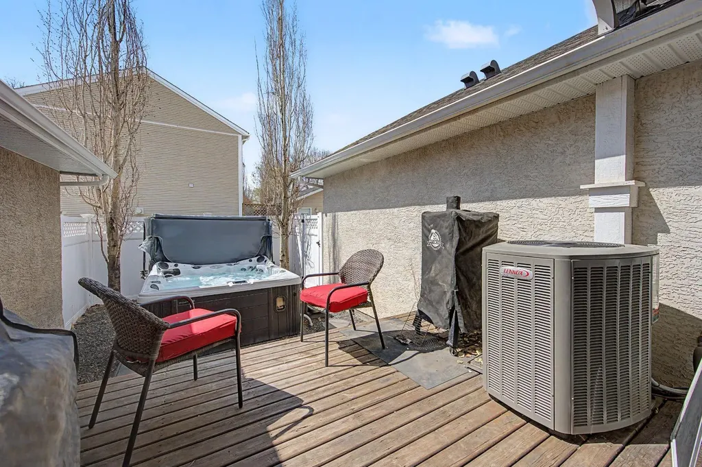 8 Ypres Lane SW Calgary AB T2T 6M9