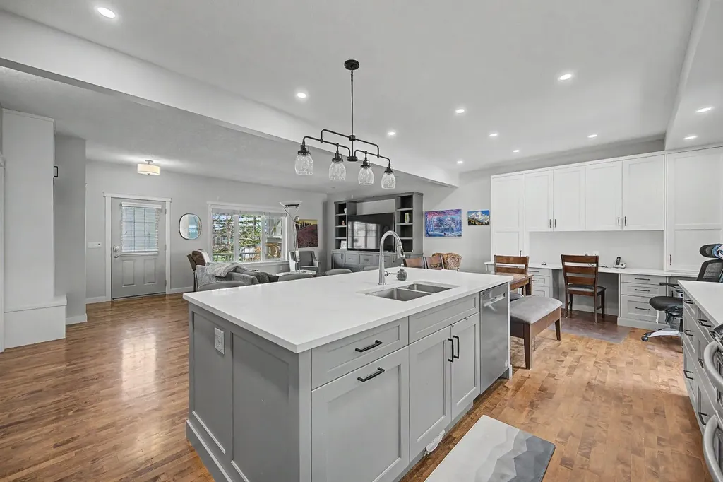 8 Ypres Lane SW Calgary AB T2T 6M9