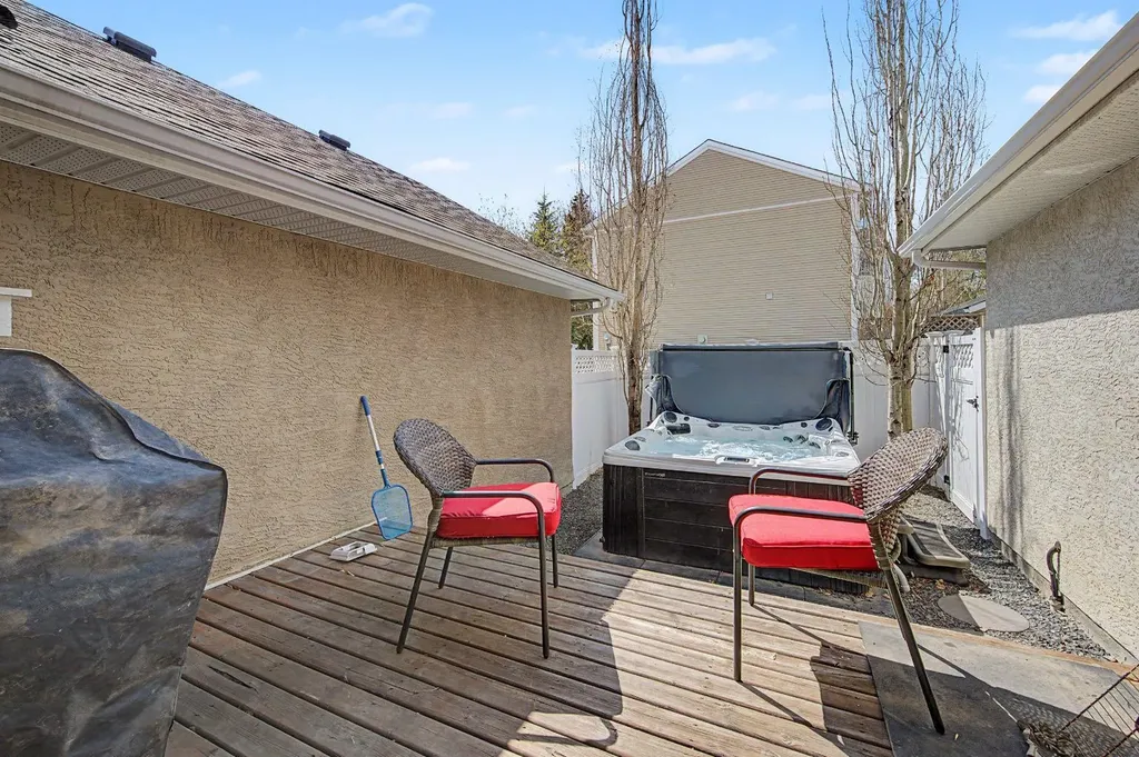 8 Ypres Lane SW Calgary AB T2T 6M9