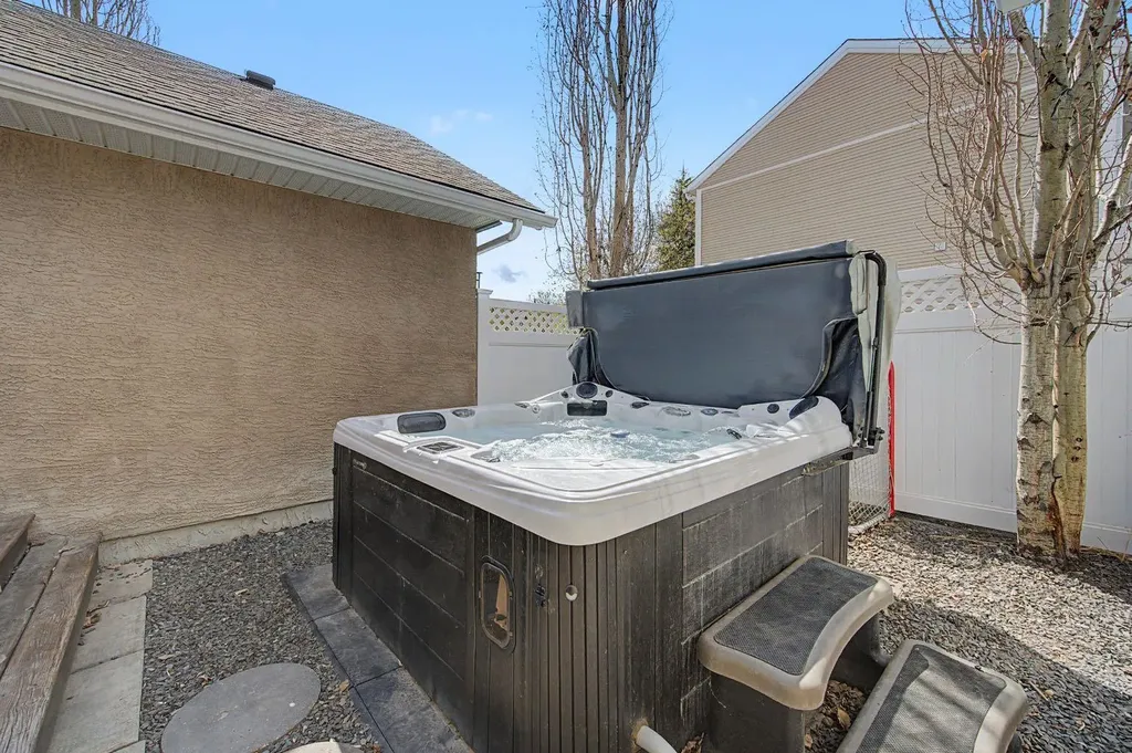 8 Ypres Lane SW Calgary AB T2T 6M9