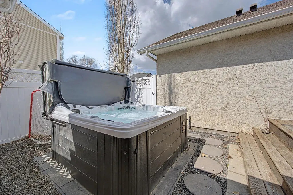 8 Ypres Lane SW Calgary AB T2T 6M9