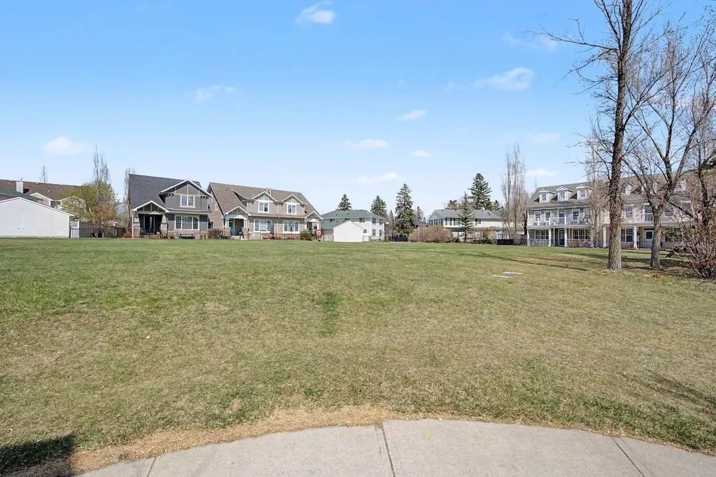 8 Ypres Lane SW Calgary AB T2T 6M9