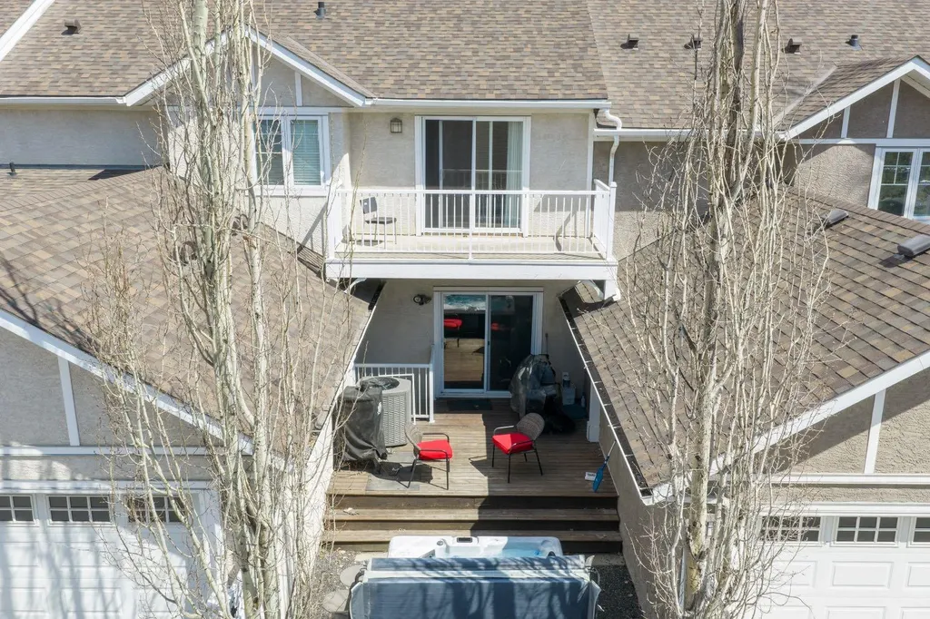8 Ypres Lane SW Calgary AB T2T 6M9