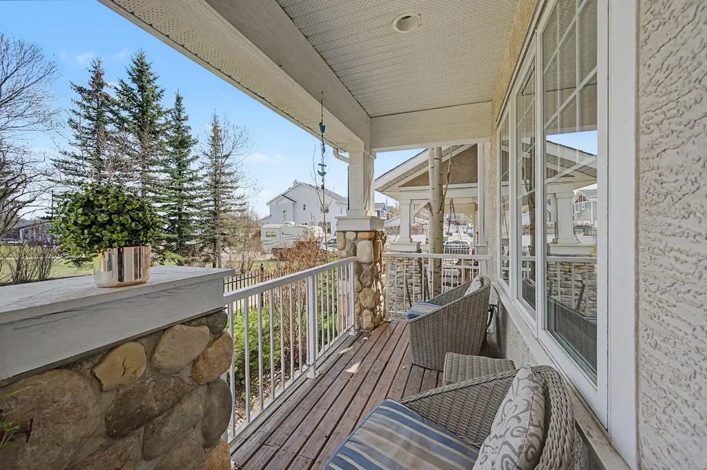 8 Ypres Lane SW Calgary AB T2T 6M9