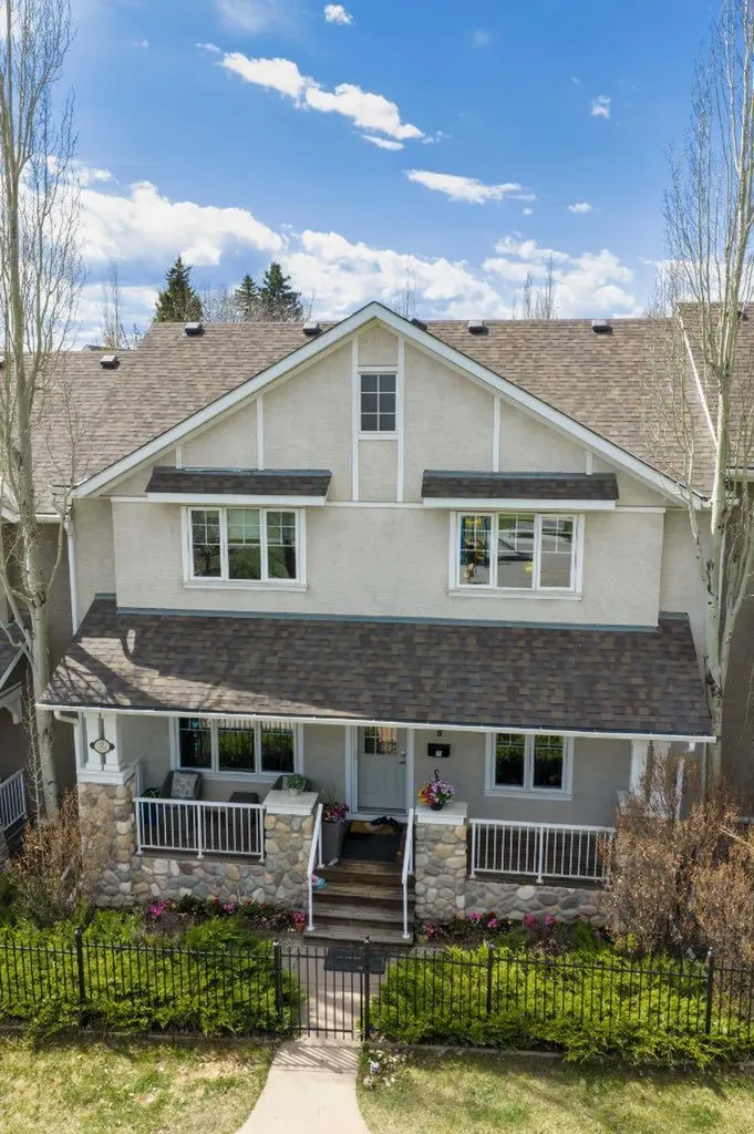 8 Ypres Lane SW Calgary AB T2T 6M9