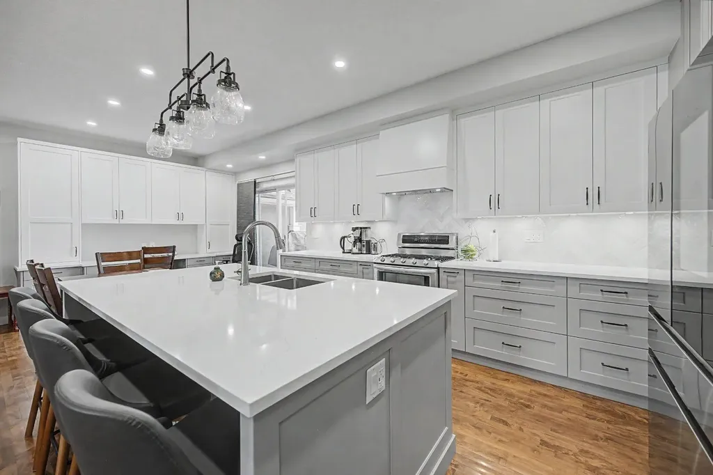 8 Ypres Lane SW Calgary AB T2T 6M9