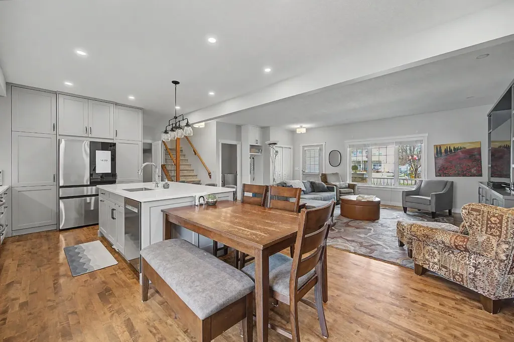 8 Ypres Lane SW Calgary AB T2T 6M9