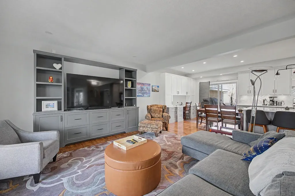 8 Ypres Lane SW Calgary AB T2T 6M9