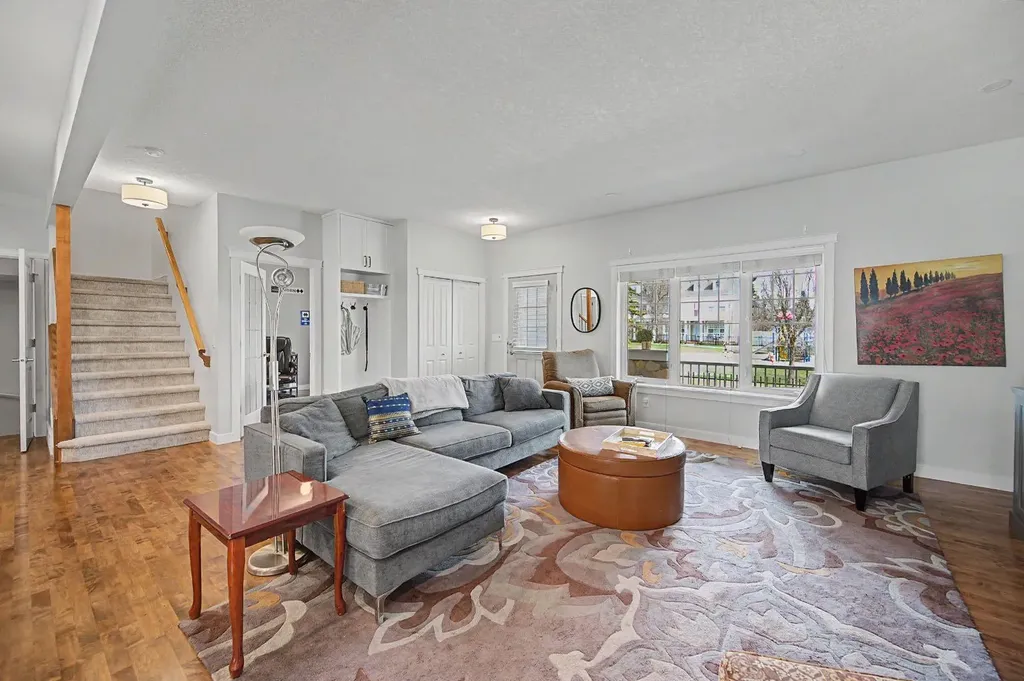 8 Ypres Lane SW Calgary AB T2T 6M9