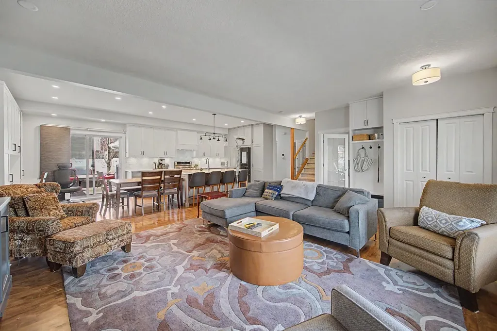 8 Ypres Lane SW Calgary AB T2T 6M9