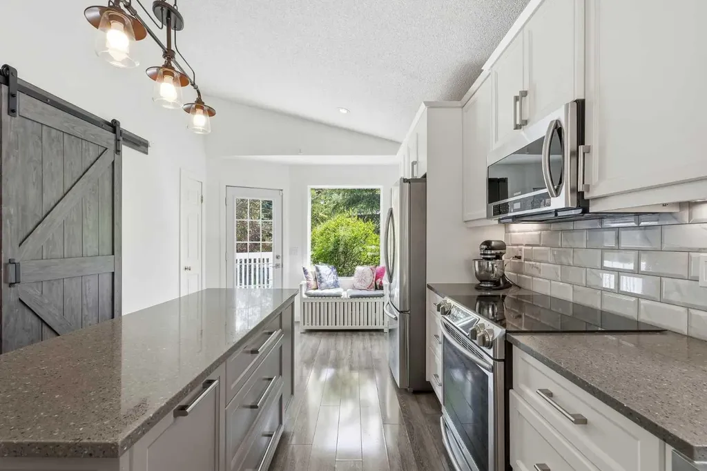 10 Shawbrooke Rise SW Calgary AB T2Y 3A3