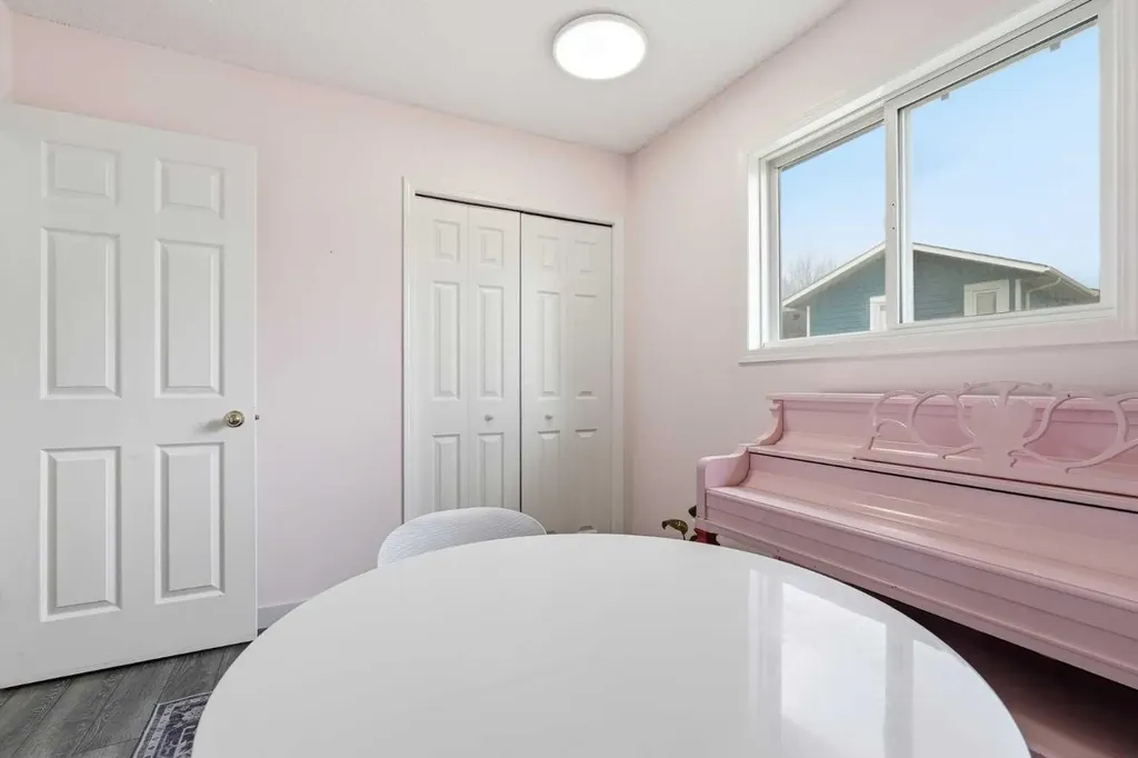 10 Shawbrooke Rise SW Calgary AB T2Y 3A3