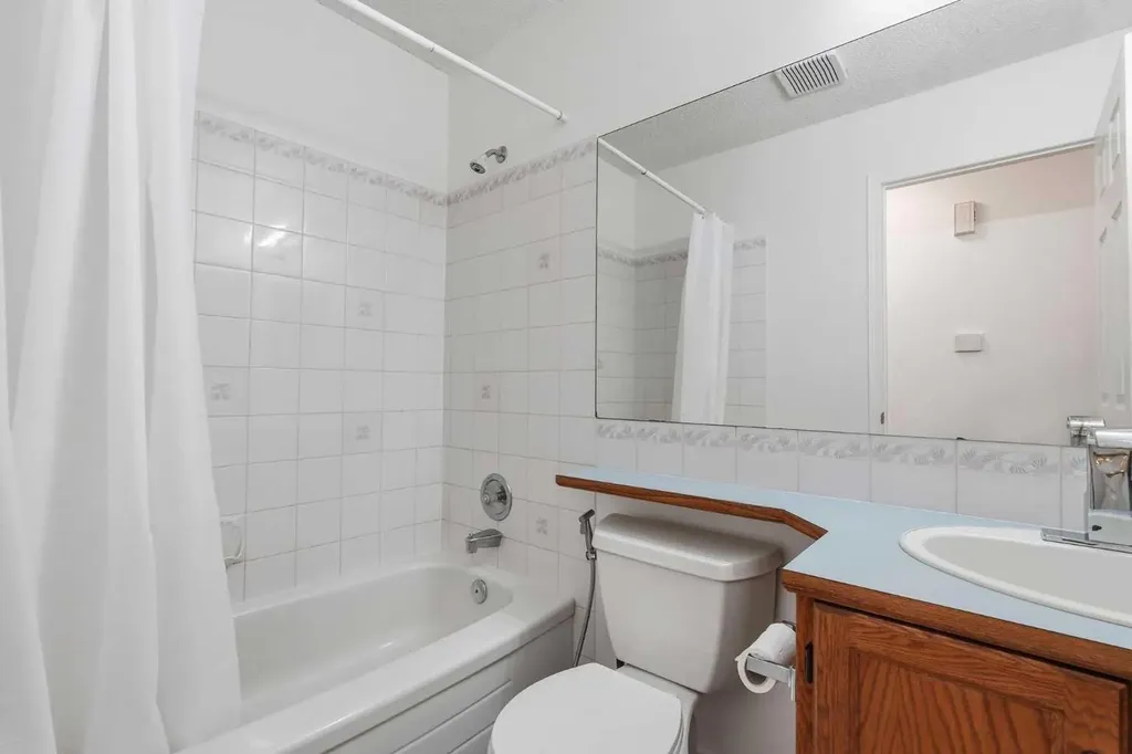 10 Shawbrooke Rise SW Calgary AB T2Y 3A3