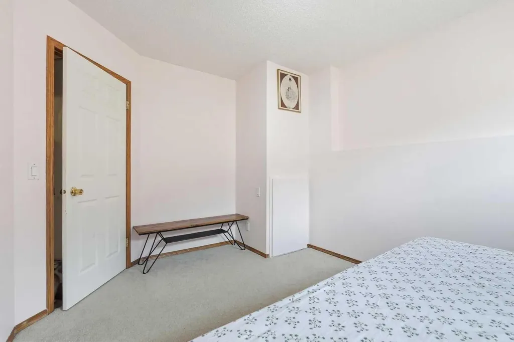 10 Shawbrooke Rise SW Calgary AB T2Y 3A3