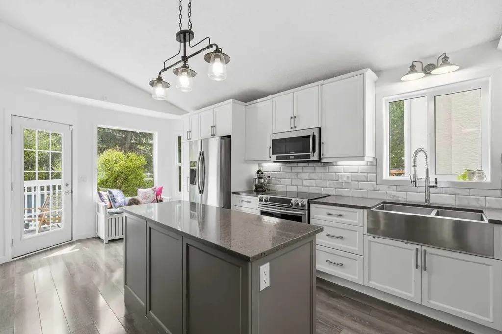 10 Shawbrooke Rise SW Calgary AB T2Y 3A3