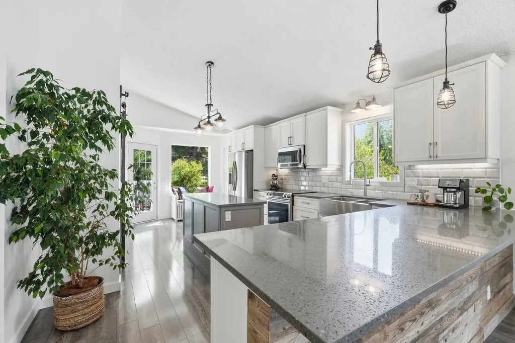 10 Shawbrooke Rise SW Calgary AB T2Y 3A3