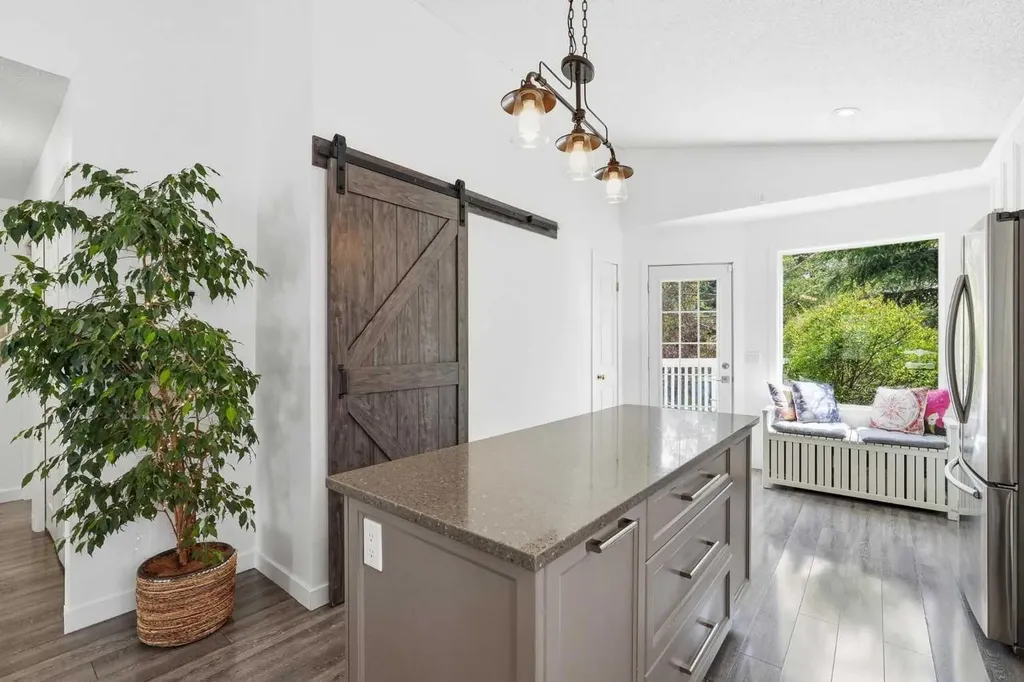 10 Shawbrooke Rise SW Calgary AB T2Y 3A3
