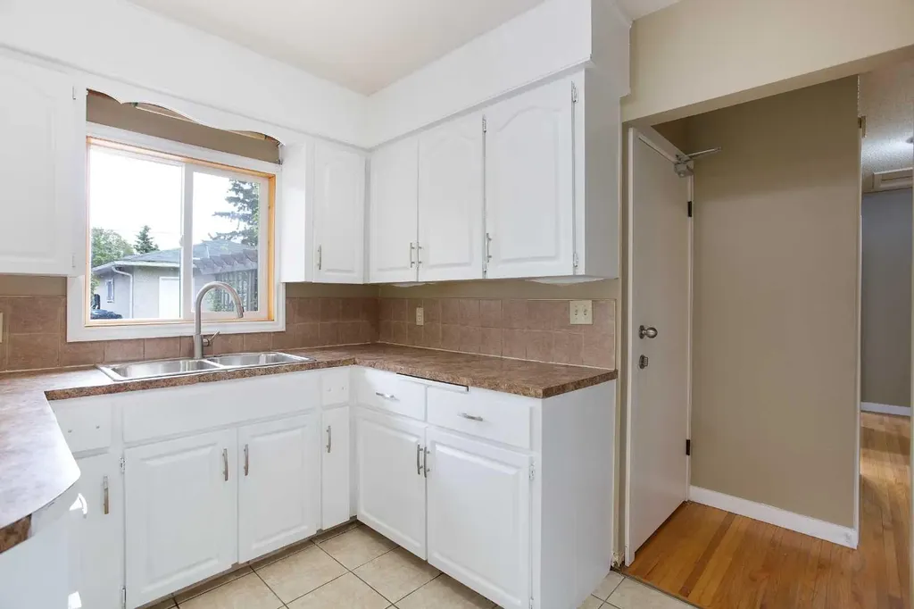 920 41 Street SE Calgary AB T2A1K5