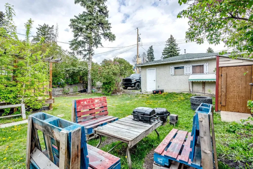 920 41 Street SE Calgary AB T2A1K5