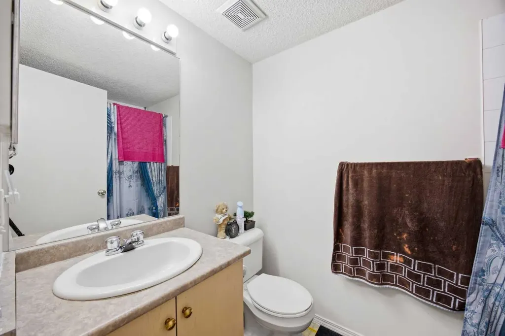 1717 60 Street SE Calgary AB T2A 7Y7