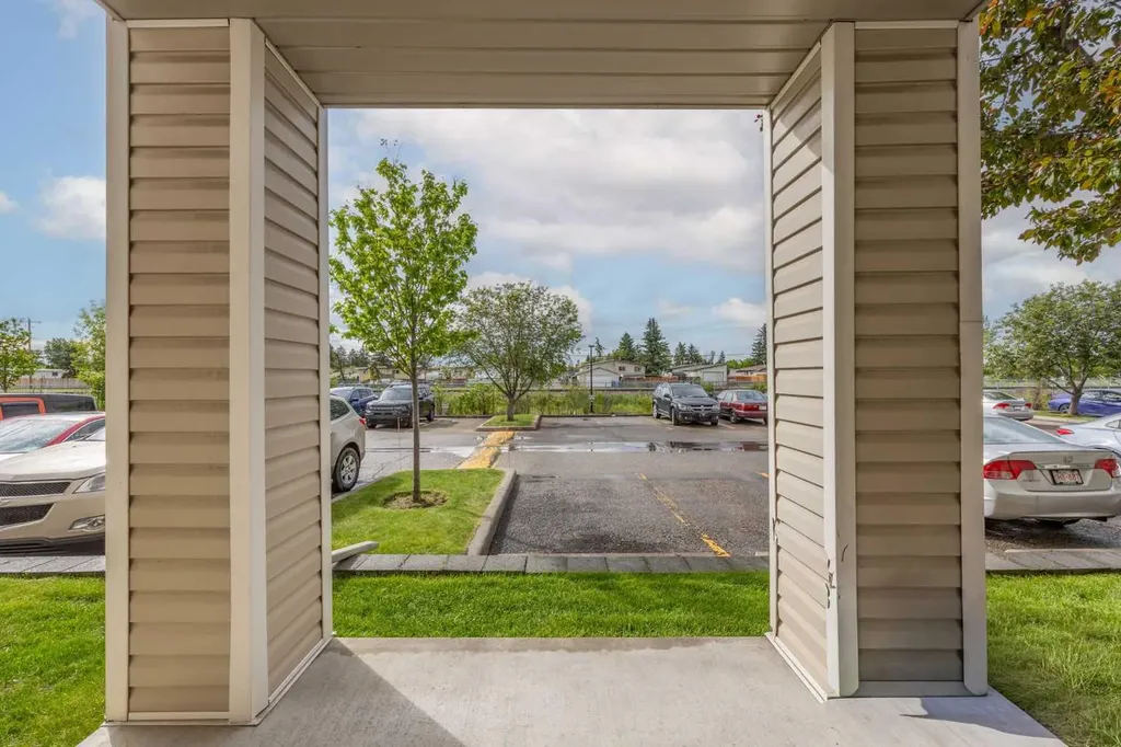 1717 60 Street SE Calgary AB T2A 7Y7