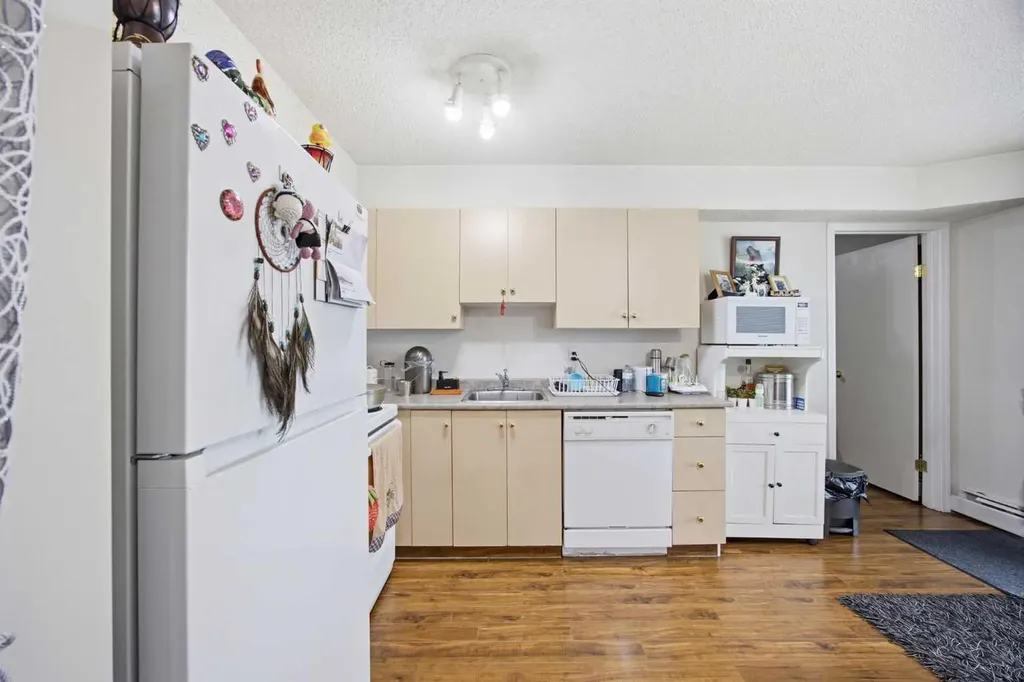1717 60 Street SE Calgary AB T2A 7Y7