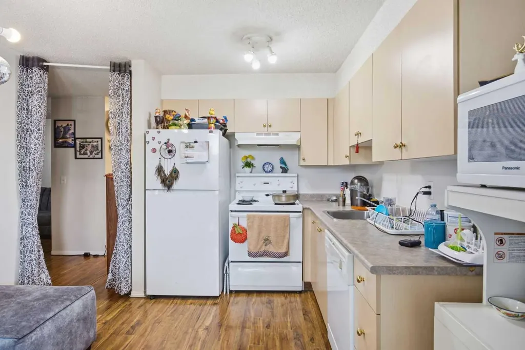 1717 60 Street SE Calgary AB T2A 7Y7