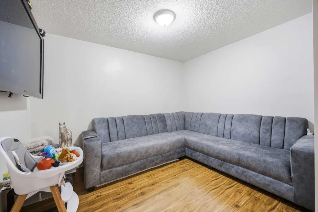 1717 60 Street SE Calgary AB T2A 7Y7