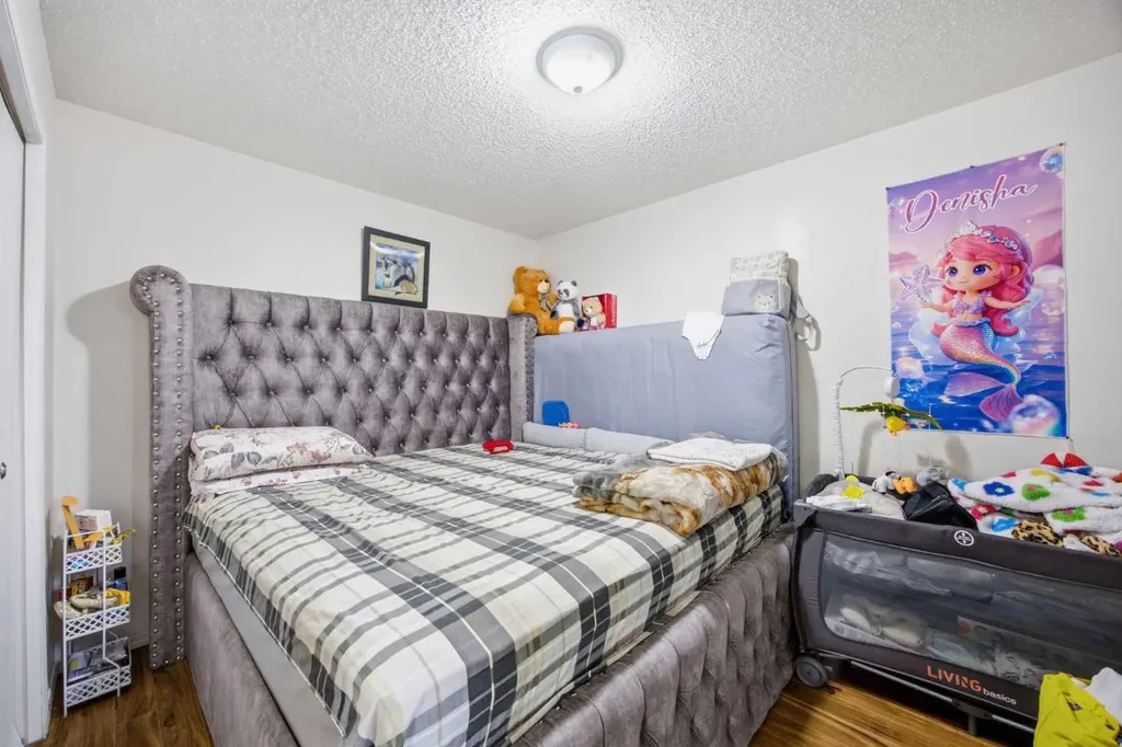 1717 60 Street SE Calgary AB T2A 7Y7