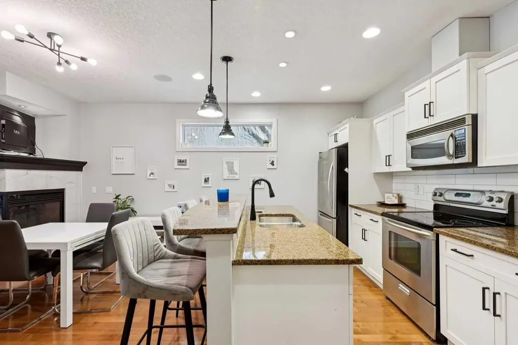 528 34 Street NW Calgary AB T2N 2X7