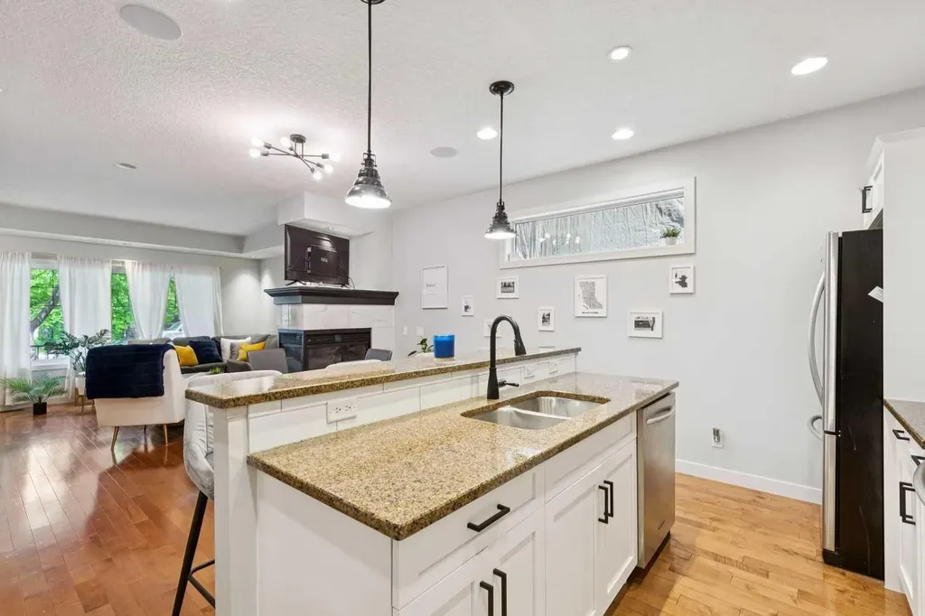 528 34 Street NW Calgary AB T2N 2X7