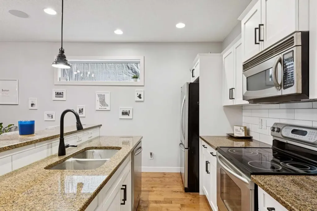 528 34 Street NW Calgary AB T2N 2X7