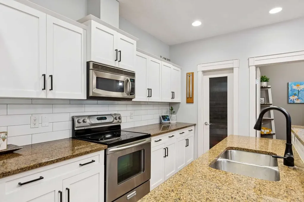 528 34 Street NW Calgary AB T2N 2X7