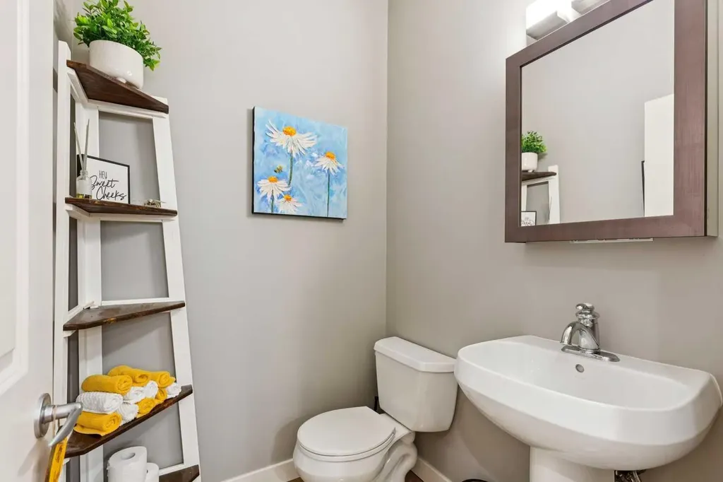 528 34 Street NW Calgary AB T2N 2X7