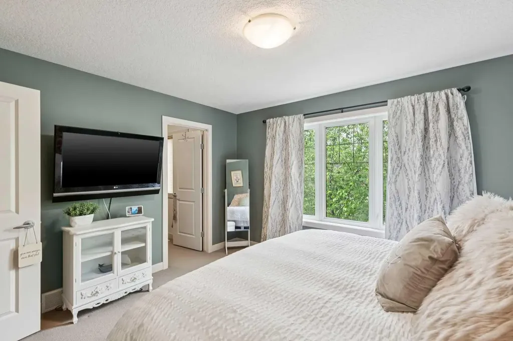 528 34 Street NW Calgary AB T2N 2X7