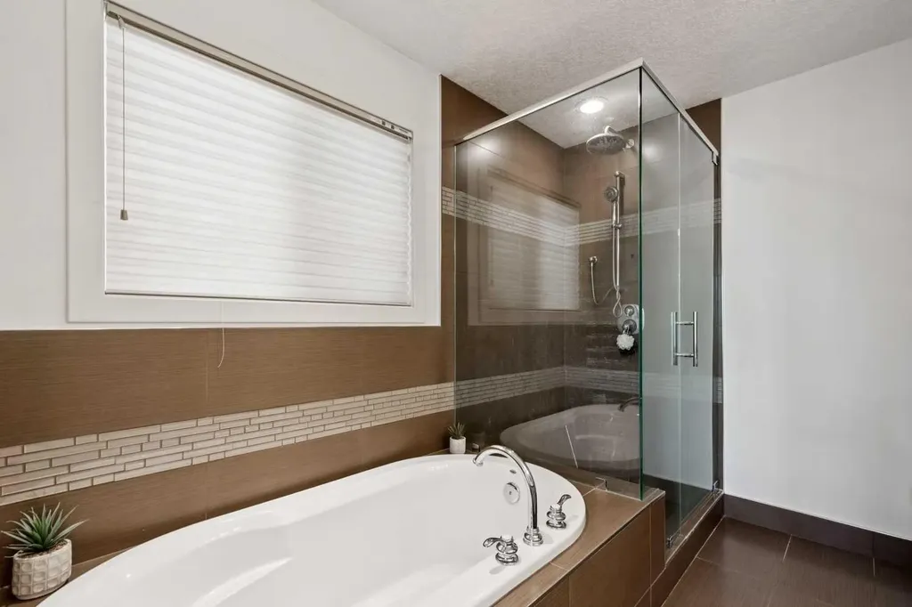 528 34 Street NW Calgary AB T2N 2X7
