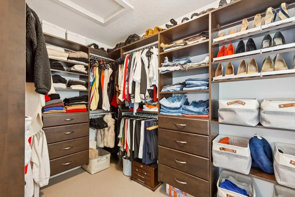528 34 Street NW Calgary AB T2N 2X7