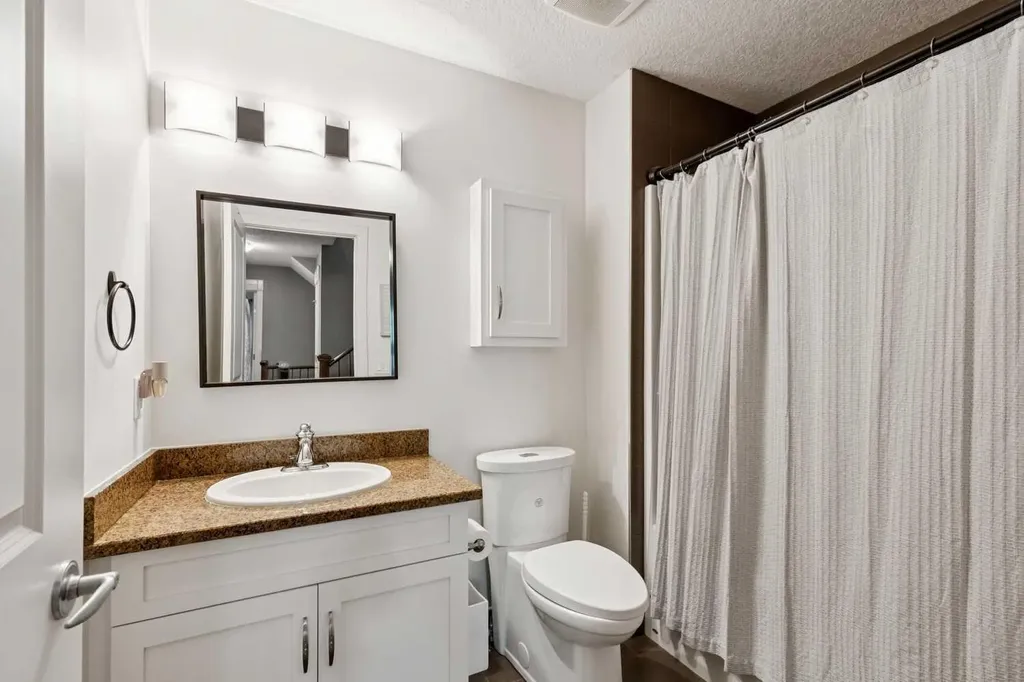 528 34 Street NW Calgary AB T2N 2X7