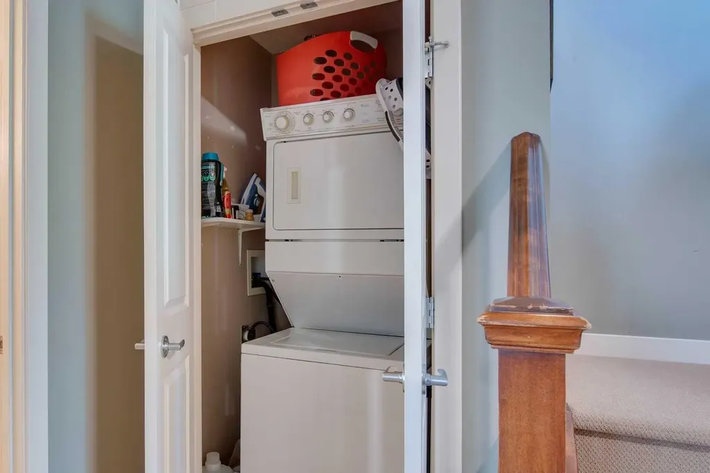 528 34 Street NW Calgary AB T2N 2X7