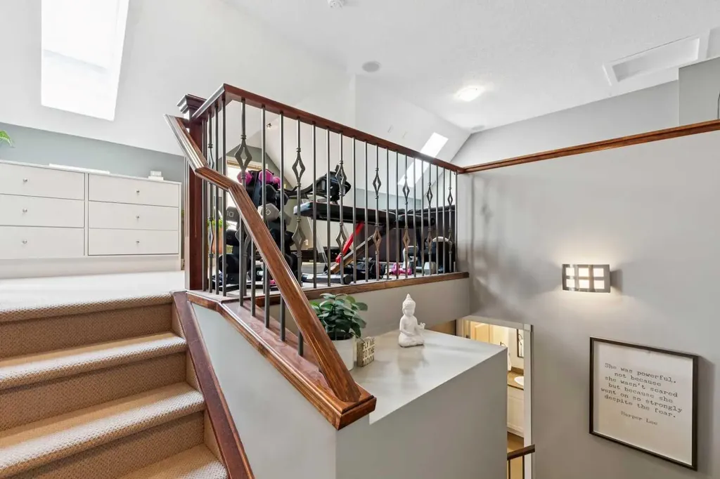528 34 Street NW Calgary AB T2N 2X7