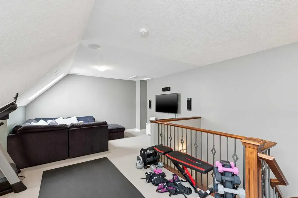 528 34 Street NW Calgary AB T2N 2X7