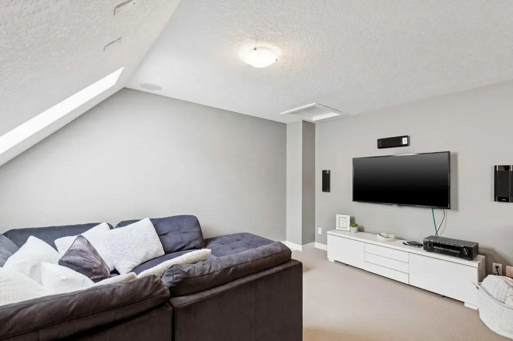 528 34 Street NW Calgary AB T2N 2X7