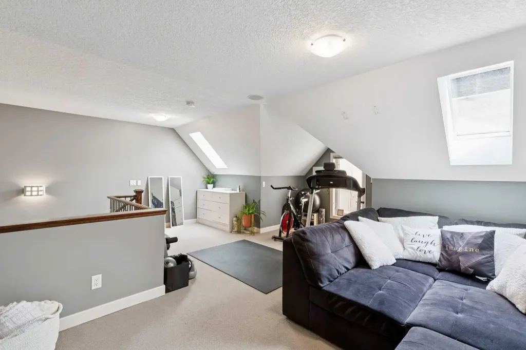 528 34 Street NW Calgary AB T2N 2X7