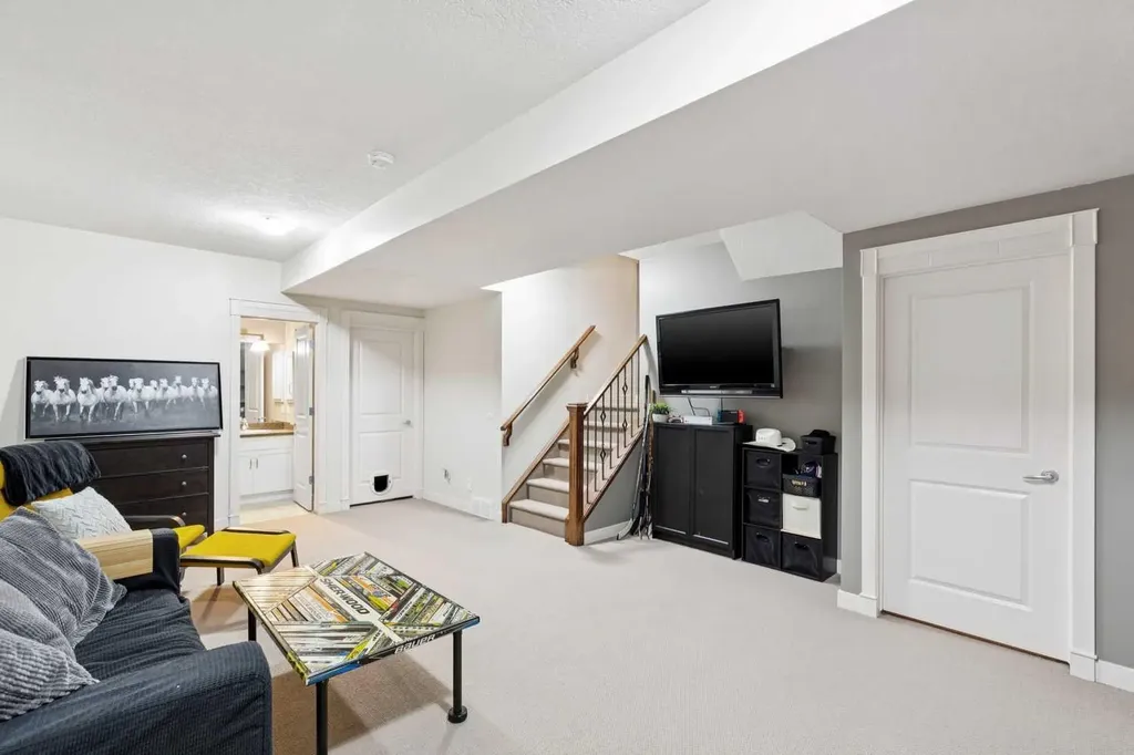 528 34 Street NW Calgary AB T2N 2X7