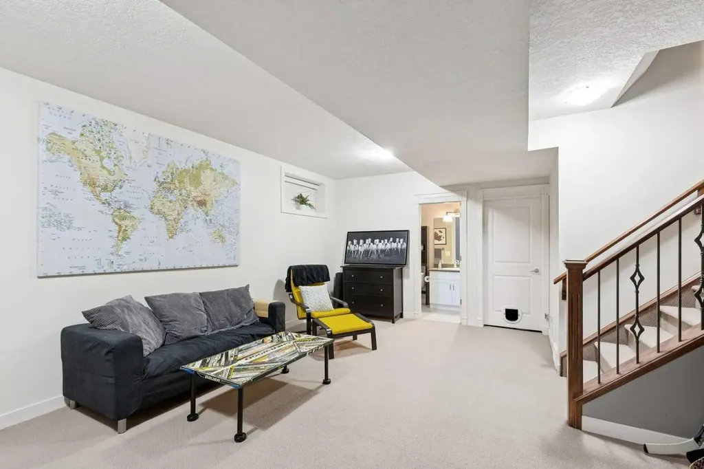 528 34 Street NW Calgary AB T2N 2X7