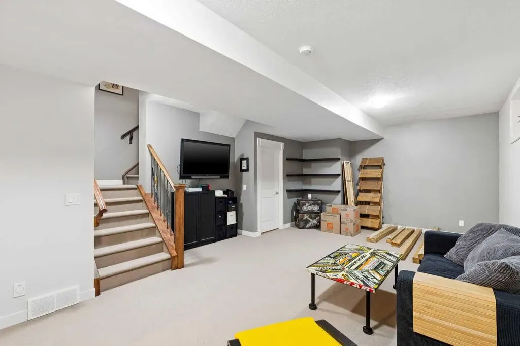 528 34 Street NW Calgary AB T2N 2X7