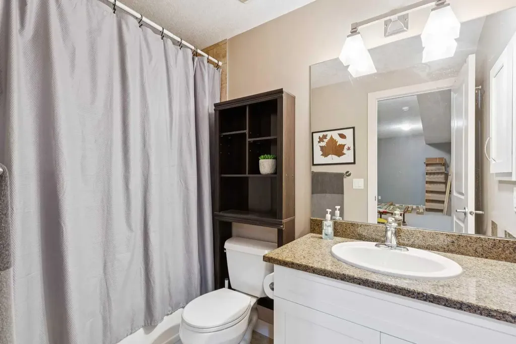 528 34 Street NW Calgary AB T2N 2X7